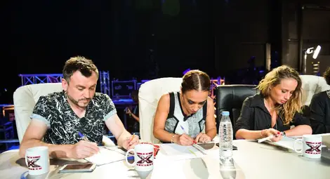 Никол Шерцингер звучи с фолклорни мотиви на тренировъчния лагер на X Factor