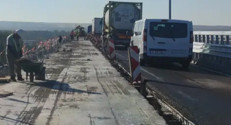 Ремонтът на Дунав мост при Русе продължава по график. Премахва се стария тротоарен блок в 320-метров участък в посока Румъния