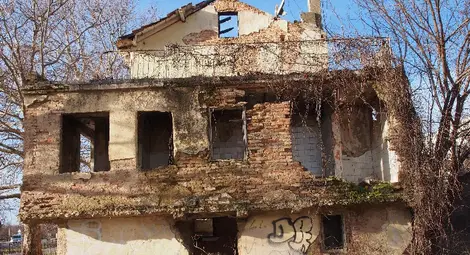 Призрачна къща на входа на Варна /галерия/