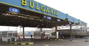 Афганистанец пробва да мине границата върху осите на ремарке