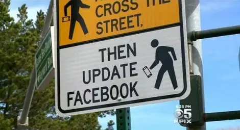 Пътни знаци за зависими от Facebook в Калифорния Пътни знаци за зависими от Facebook в Калифорния