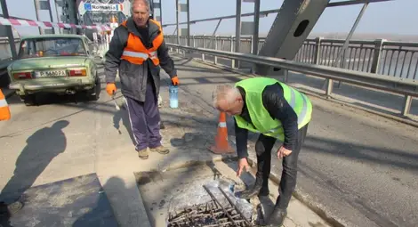 Ремонтират двайсетина дупки убийци по Дунав мост