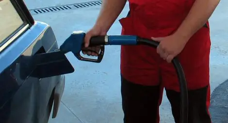Бензинът падна под 2 лева за литър