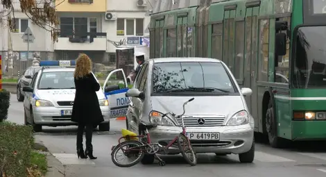 Шофьорка удари жена с колело на зебра
