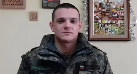 Курсант спаси жена, колата й се блъснала в билборд