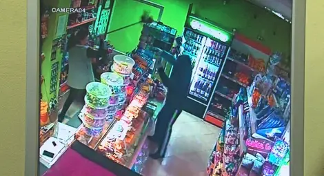 Магазинерка наби въоръжен обирджия в Белослатинско