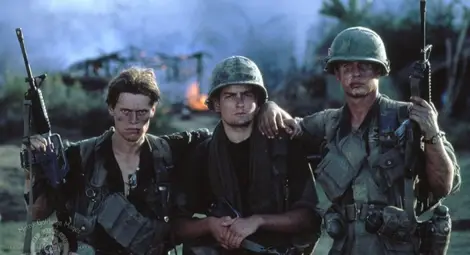"Взвод" е един от най-великите филми за Виетнамската война, но актьорите са минали преди това през истинско военно обучение "Взвод" е един от най-великите филми за Виетнамската война, но актьорите са минали преди това през истинско военно обучение