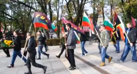 Площадни патриоти бучат сърбите по пет на нож