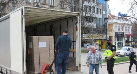 218 000 бюлетини пристигнаха вчера в Русе.     Снимки: Русе Медиа