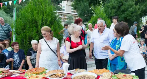 Фестивалът на пататника събра стотици посетители в Наречен