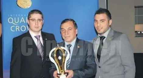 Петров със зет си Енгибар Енгибаров и сина си Александър в Ню Йорк, където фирмата му „Александър Първи“ печели награда за просперираща компания в Източна Европа. Петров със зет си Енгибар Енгибаров и сина си Александър в Ню Йорк, където фирмата му „Александър Първи“ печели награда за просперираща компания в Източна Европа.