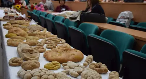 50 празнични хляба от пет  страни подредиха в университета