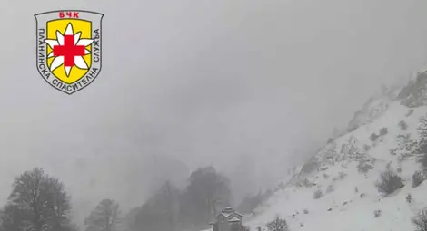 Вятър и мъгла пречат за извеждане на туристи под връх Ботев