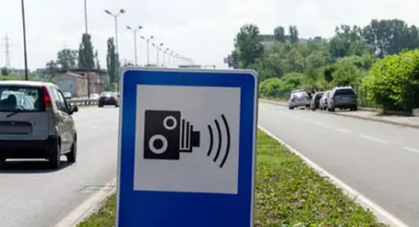 Камера щракна четири пъти моторист със 180 км/ч на задна гума