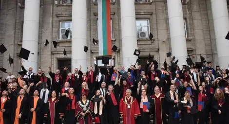 Пълните отличници и първенците на специалности на Випуск 2025 на Русенския университет получиха своите дипломи