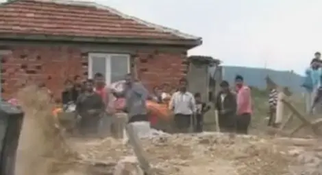 Подновяват бутането на незаконните постройки в Гърмен (ВИДЕО) Подновяват бутането на незаконните постройки в Гърмен (ВИДЕО)