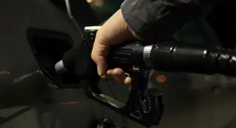 Защо бензинът в Европа поскъпва въпреки слабото търсене?