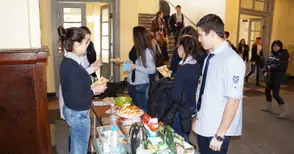 Пари от закуски обзаведоха класна стая с нови столове и климатик