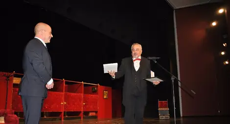 Кметът Пламен Стоилов връчи плакета на Венцислав Петков.                    Снимка: Община Русе