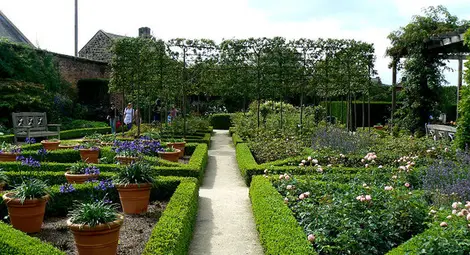 Градината на 100-те коварни убийци