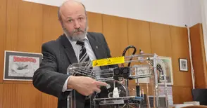 Първият училищен 3D принтер проходи с малка бяла катеричка