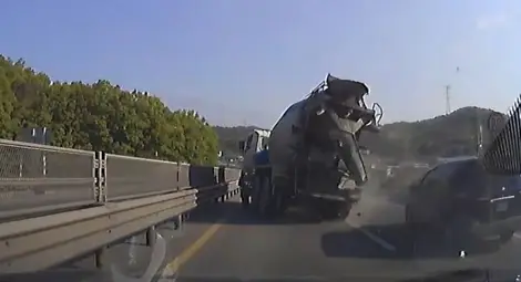 Шокираща маневра на бетоновоз по магистрала(ВИДЕО)