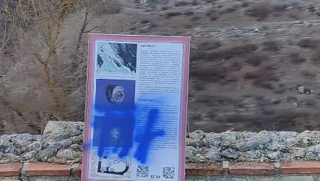Вандали унищожиха информационните табели на Средновековен град Червен