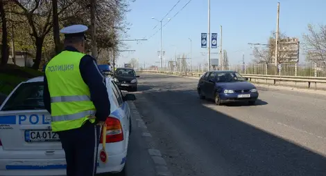 Полицейски екип на КАТ следи за скоростта до ОУ &bdquo;Алеко Константинов&ldquo; на бул.&ldquo;България&ldquo;.  Снимка:Красимир СТОЯНОВ