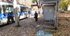 Поредна спирка стана жертва на вандали