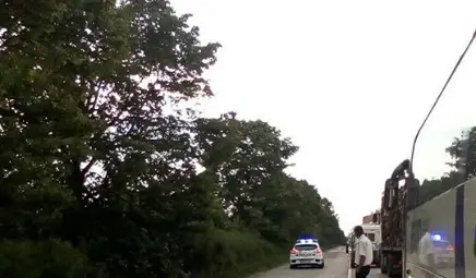 Шофьор изхвърча от автомобила си след удар с камион на Мойсев баир