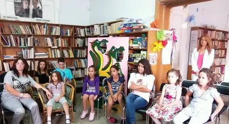 Деца рисуват илюстрации  към любимите си приказки