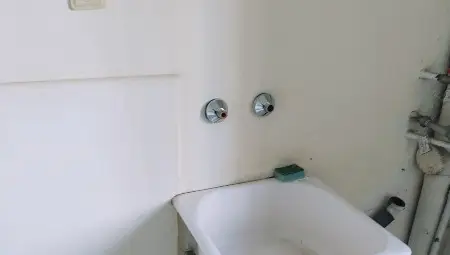 Наша публикация роди спор с политически оттенъци: Кой открадна вратите от бившето руско консулство?