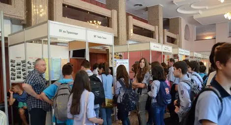 Идеи и възможности показват   13 гимназии в Доходното здание