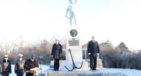 Висшето военноморско училище отбеляза 145 години от създаването си  с тържествена церемония пред Паметника на моряка в Русе