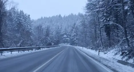 Всички пътища в Русенско са проходими, камионите над 12 тона  само с вериги в посока Разград. Снежната покривка е около 34 см.