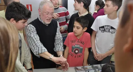 Доброволци влязоха в училище с макети на алкохол и наркотици