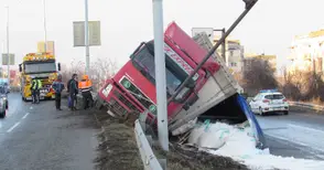Обърнат тир на „България“ блокира движението в Русе