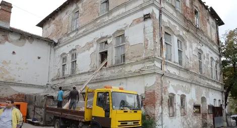 Снимат старите казарми на Пети полк преди събарянето