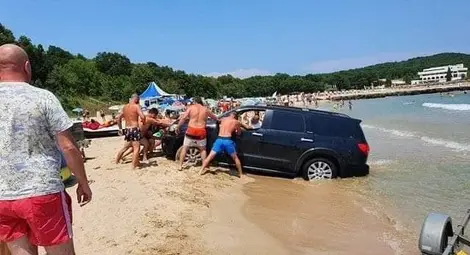 Кола мина през плажа Перла и затъна в морето, Ангелкова глобява концесионера (видео)