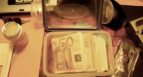 Трима наркопласьори арестувани след сделка Трима наркопласьори арестувани след сделка