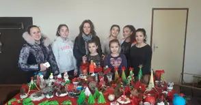 Младежи от Новград зарадваха с подаръци възрастни самотници