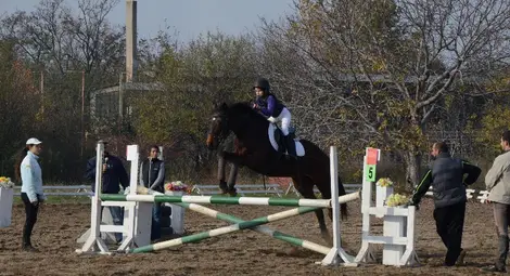 9-годишната Калина грабна купата на „Кентавър“ 9-годишната Калина грабна купата на „Кентавър“