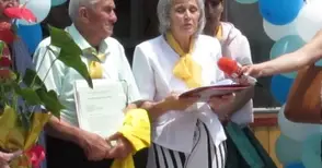 Баща и дъщеря 11 години дават празничен обяд за 200 инвалиди