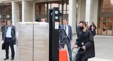 Под засилена охрана в Русе пристигнаха бюлетините за вота на 14 ноември