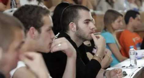 По две места за всеки кандидат-студент По две места за всеки кандидат-студент