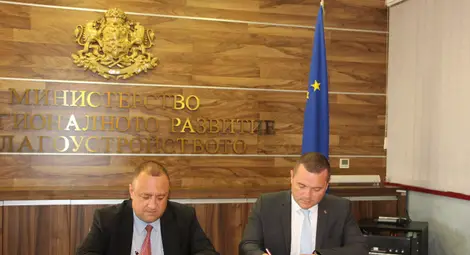 Кметът на Русе подписа три споразумения за близо 6,84 млн. лв. с регионалното министерство