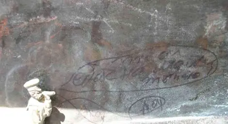 Простотии в миниатюра разцъфтяха отново по паметника на Поборника