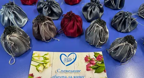 Гривни с наричания  получиха на Благовещение всички родилки в Русе от Жени ГЕРБ