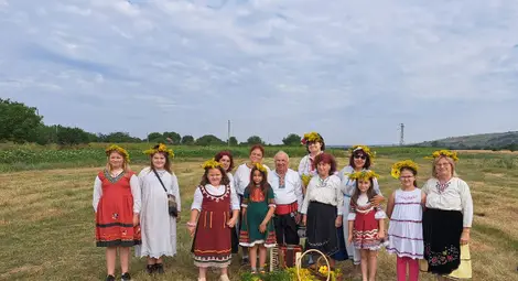 Деца и самодейци възстановиха традициите за Еньовден в община Ценово /галерия/