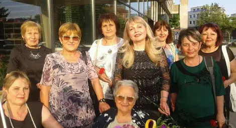 Преподавателката по френски Йорданка Добрева /в средата/ с част от бившите си ученички. 	             Снимка: Личен архив